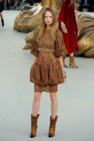 Chanel+Runway+PFW+Haute+Couture+F+W+2011+Sh9uGT6gE-yl