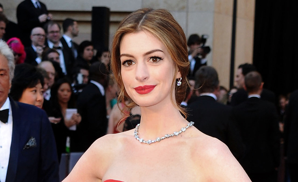 Anne-Hathaway-wears-Tiffany-Oscars-28th-February-2011