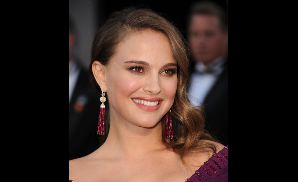 Natalie-Portman-wears-Tiffany-earrings-at-OSCARS