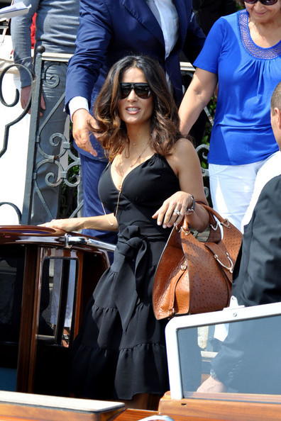 salma-hayek-and-gucci-stirrup-tote-gallery