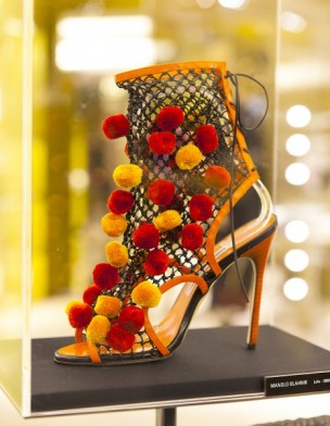 Exposition-Manolo-Blahnik-chaussures-rouges-et-jaunes-a-pompom_galerie_principal