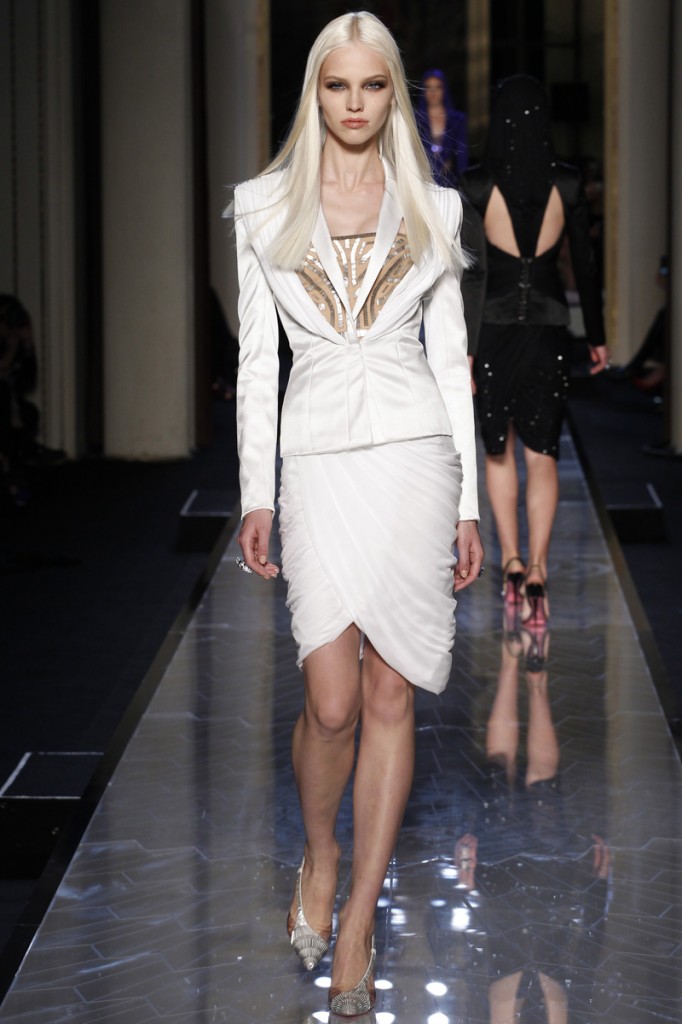 atelier-versace-fall-2014-couture-02_180755885054