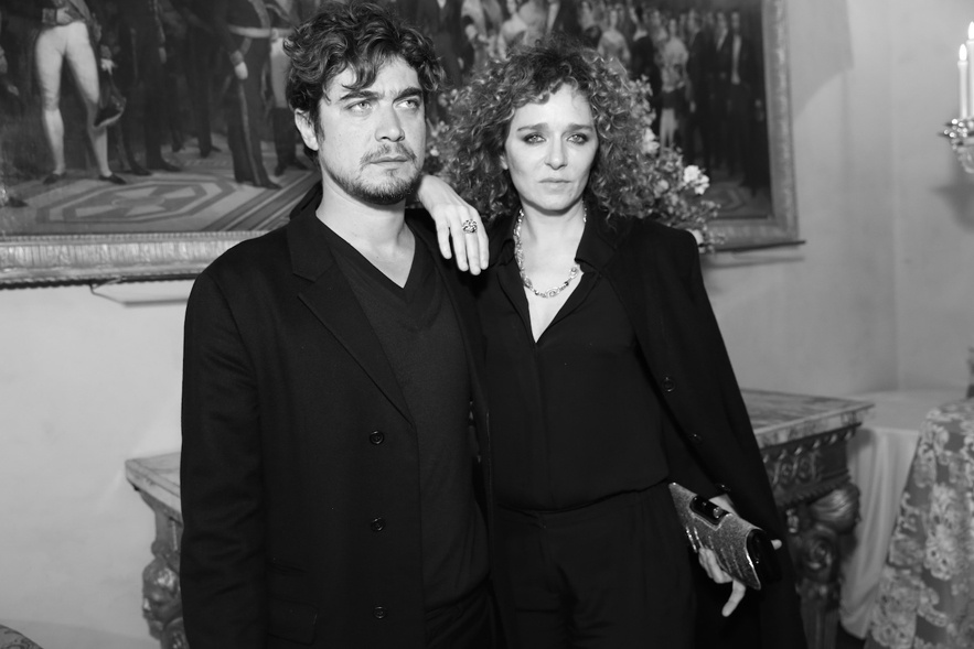 soir__e_bulgari_c__l__bre_ses_130_ans_valeria_golino_et_riccardo_scamarcio_67219784_north_883x.1