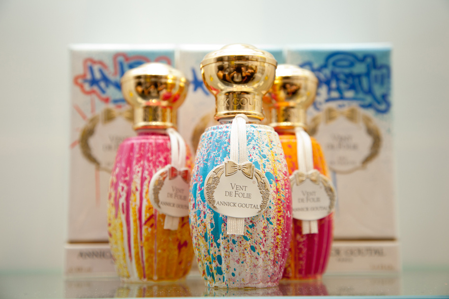 les_flacons_du_parfum_vent_de_folie_customis__s_fa__on_street_art_chez_annick_goutal_9204_north_883x.1