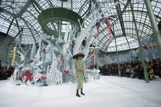 suzy_menkes_at_couture__day_three_5702.jpeg_north_554x_white