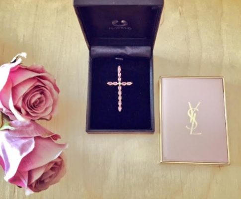 Mi nuevo colgante cruz Juwelo en oro rosa con zafiros rosas de Ceilán.