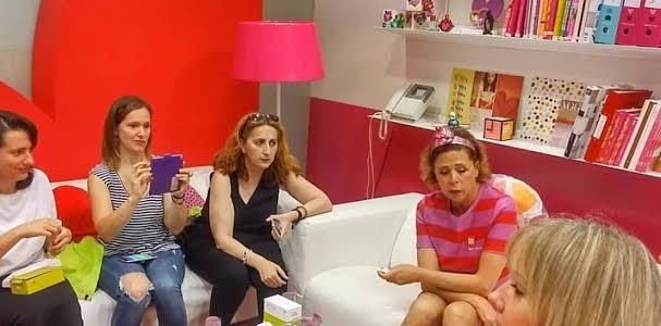 LG presenta LG G5 rosa con Agatha Ruiz de la Prada.